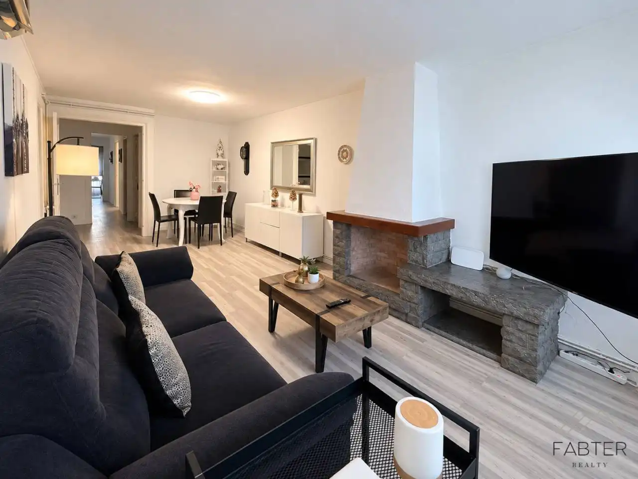 Flat with terrace for sale in Calle Montserrat