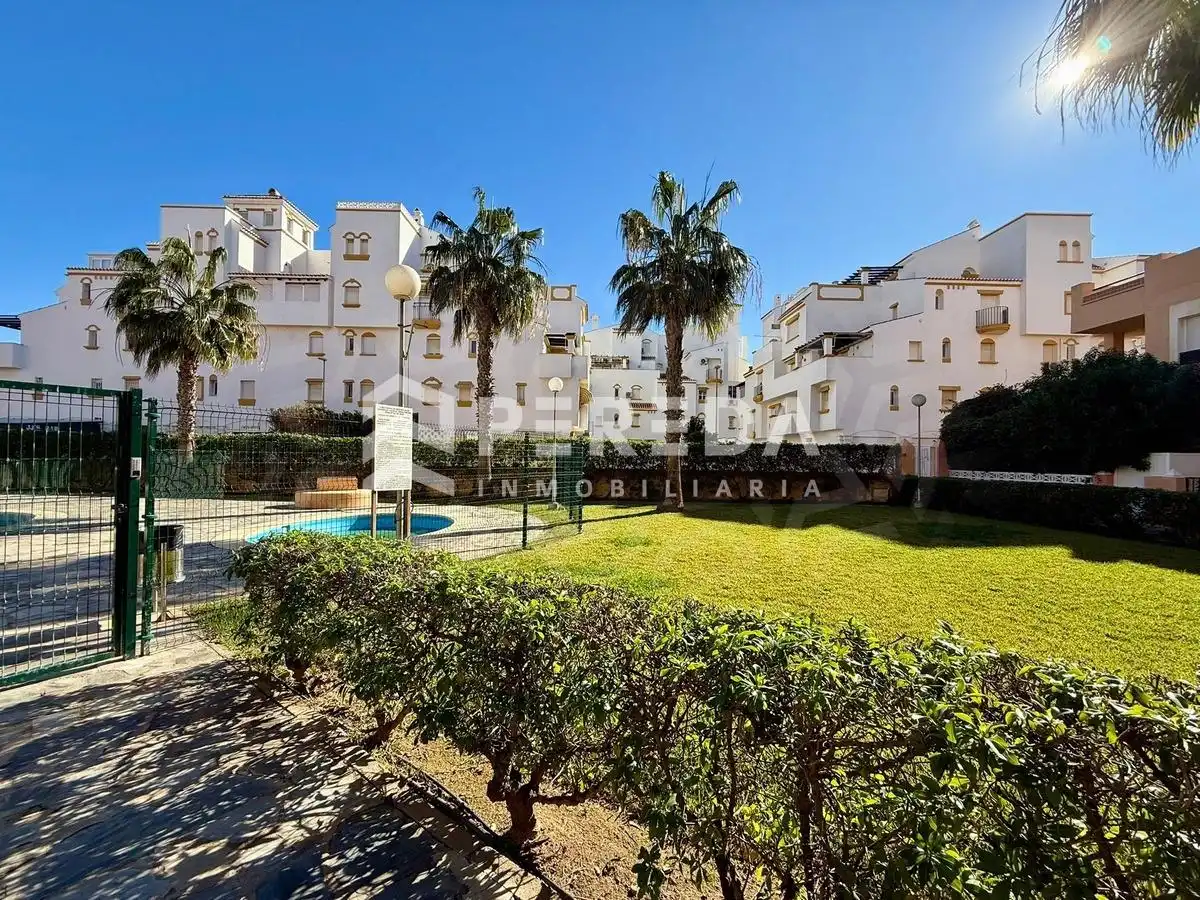 Vista exterior de Piso en venta en Roquetas de Mar con Jardín privado, Terraza y Balcón