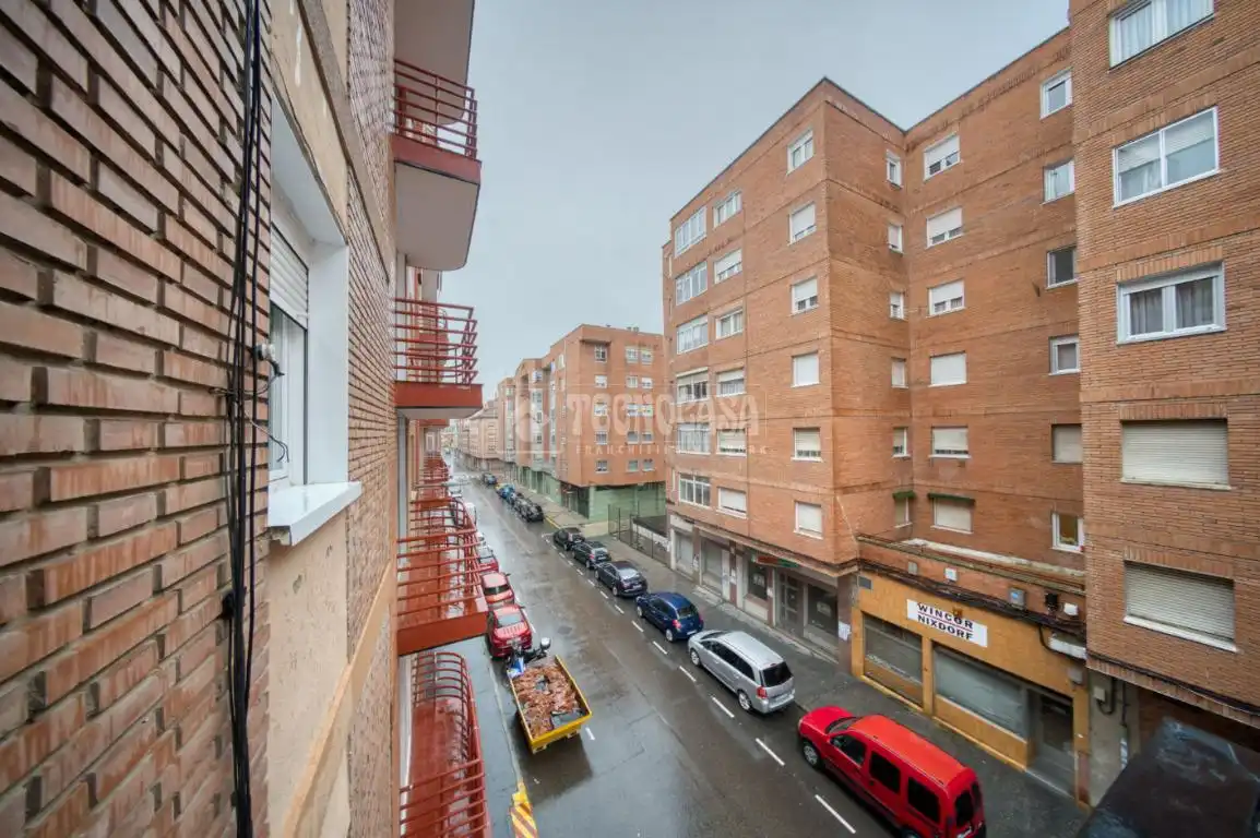 Vista exterior de Pis en venda en Valladolid amb Calefacció, Terrassa i Balcó