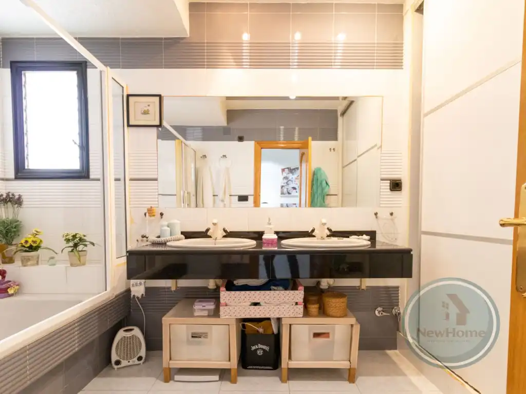 Bathroom of Flat for rent in Elche / Elx  with Air Conditioner and Balcony
