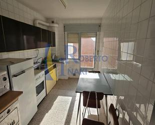 Cuina de Pis en venda en Valencia de Don Juan amb Calefacció, Terrassa i Moblat