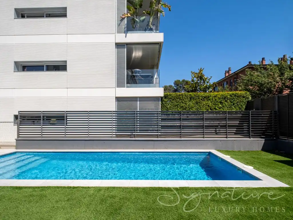 Piscina de Pis en venda en Sant Cugat del Vallès amb Jardí privat, Piscina i Balcó