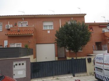Casa a schiera con balcone in vendita a Calle Albacete 3