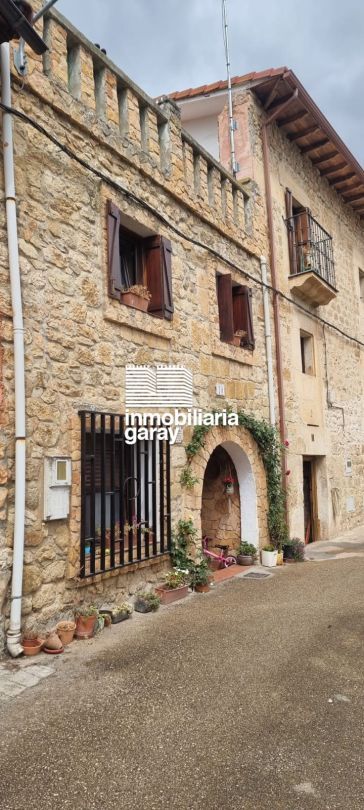 Vista exterior de Casa adosada en venda en Merindad de Valdivielso amb Calefacció i Terrassa