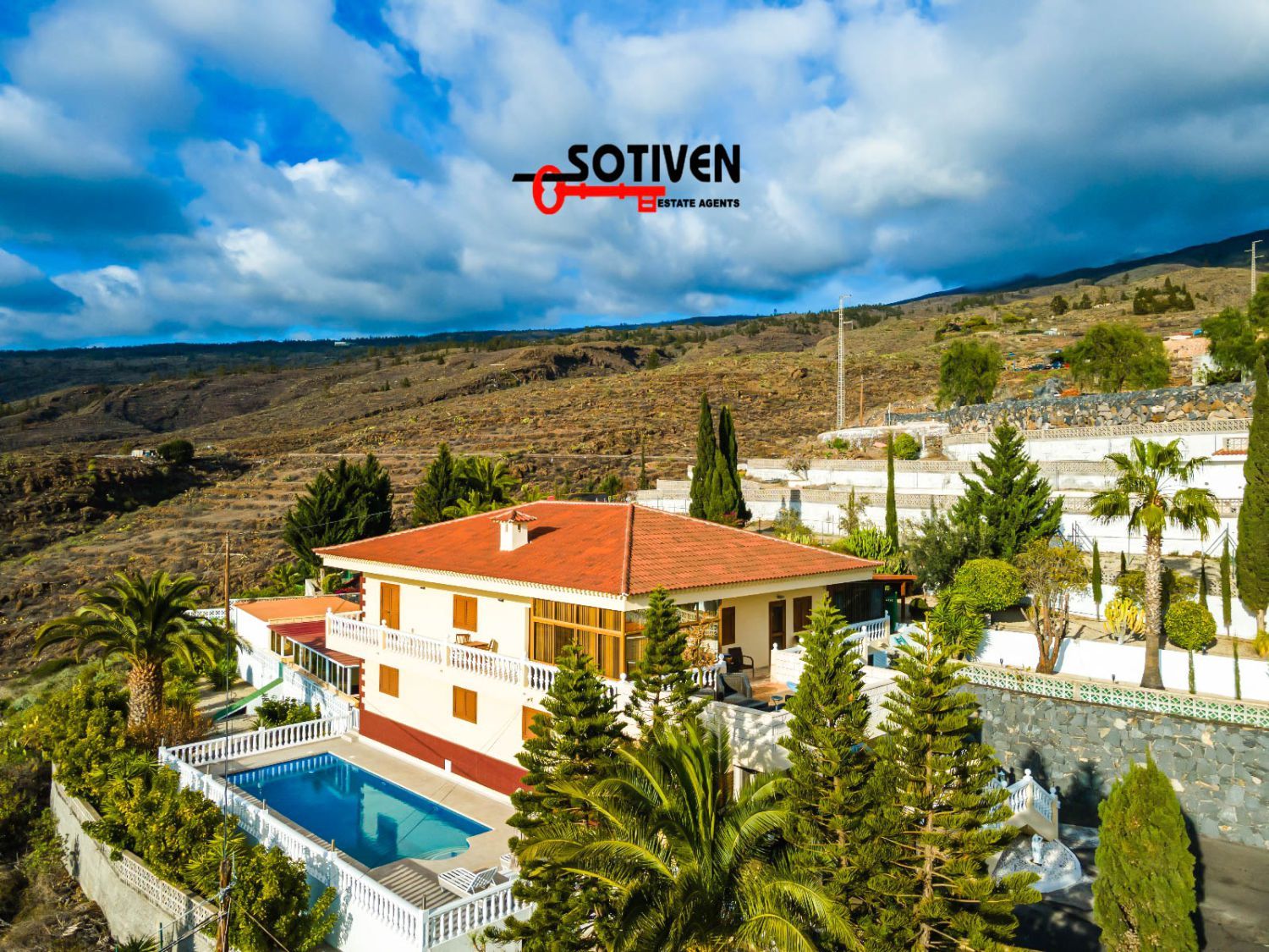 Vista exterior de Finca rústica en venda en Guía de Isora amb Jardí privat, Terrassa i Piscina