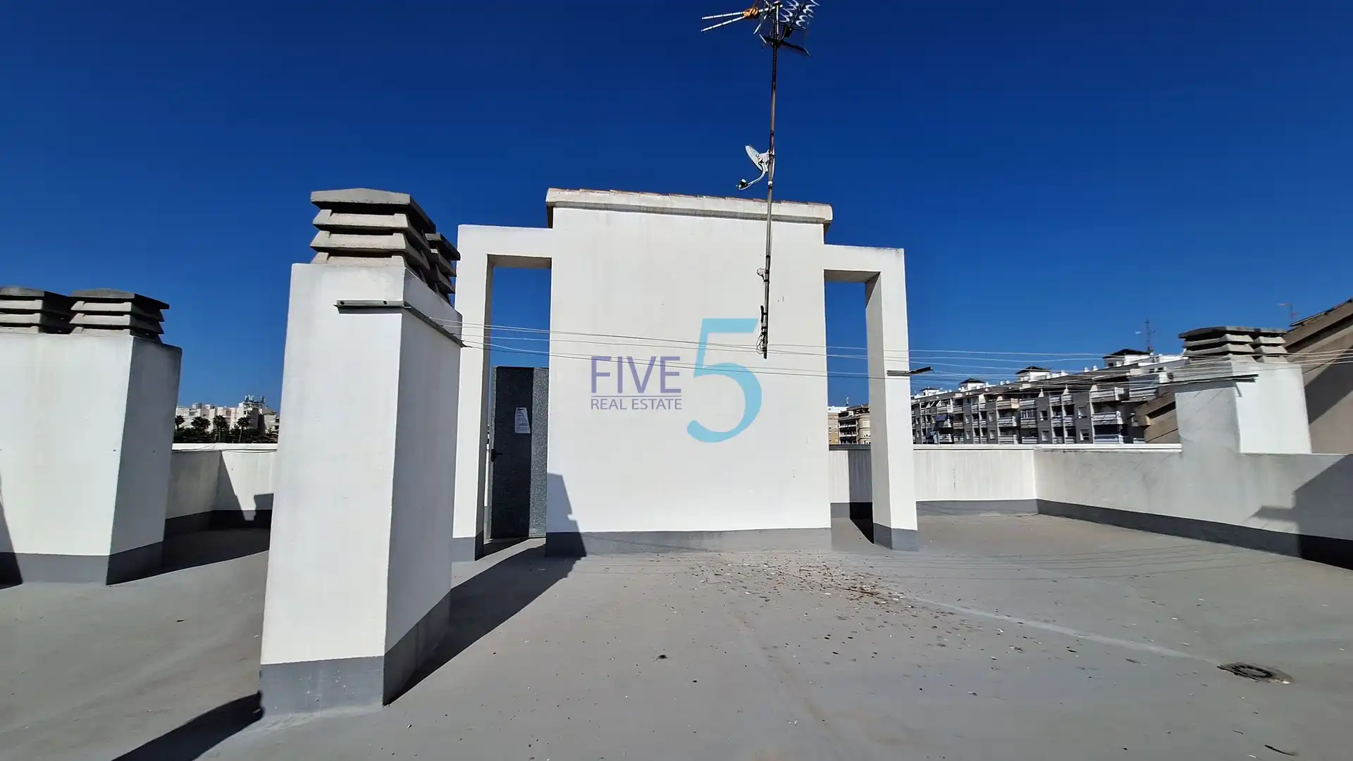 Vista exterior de Estudi en venda en Torrevieja amb Aire condicionat, Piscina i Balcó