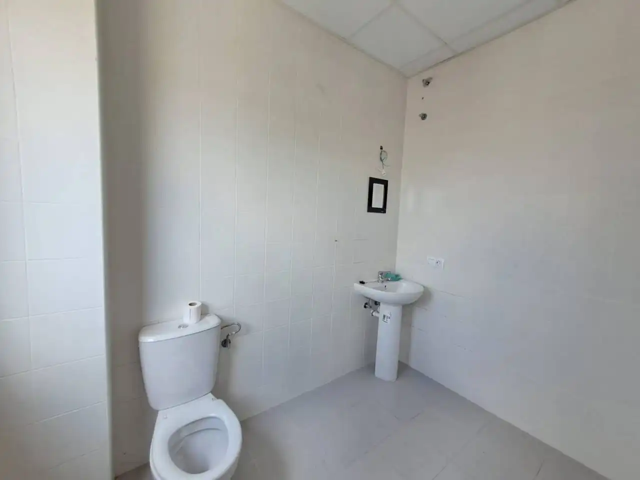 Badezimmer von Fabrikhallen zum Verkauf in Burgos