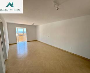 Sala d'estar de Àtic de lloguer en Benalmádena amb Jardí privat i Terrassa