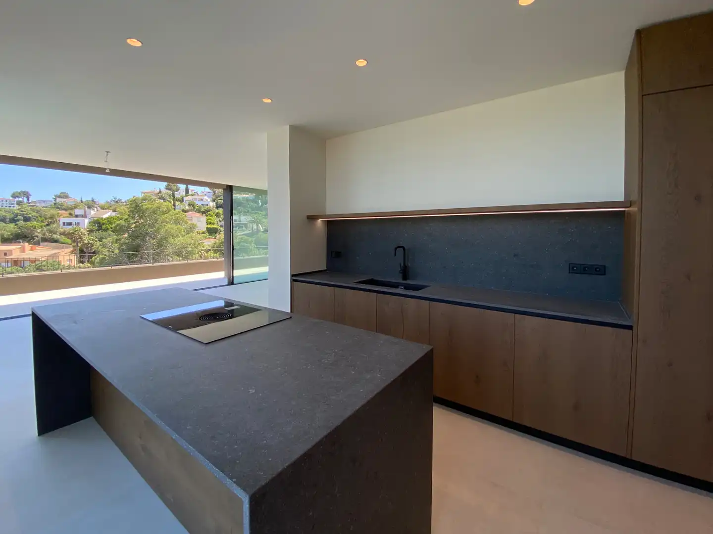 Cuina de Casa o xalet en venda en Girona amb Aire condicionat, Calefacció i Jardí privat