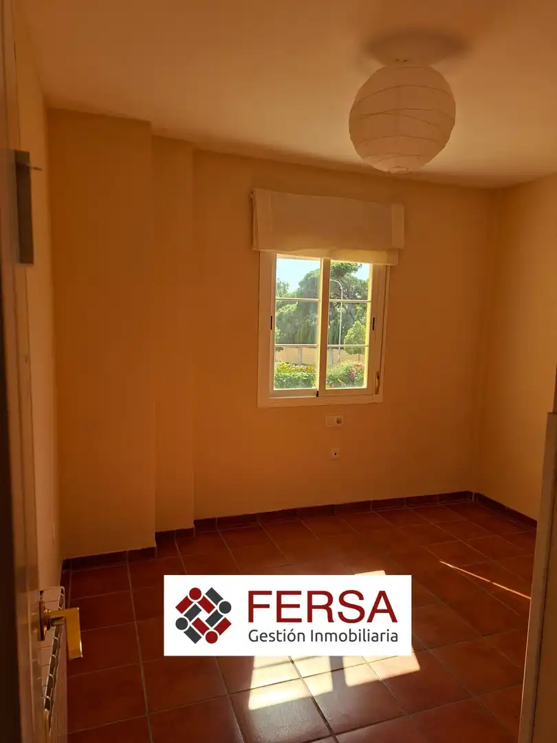 Dormitori de Casa adosada en venda en El Puerto de Santa María amb Aire condicionat, Calefacció i Jardí privat