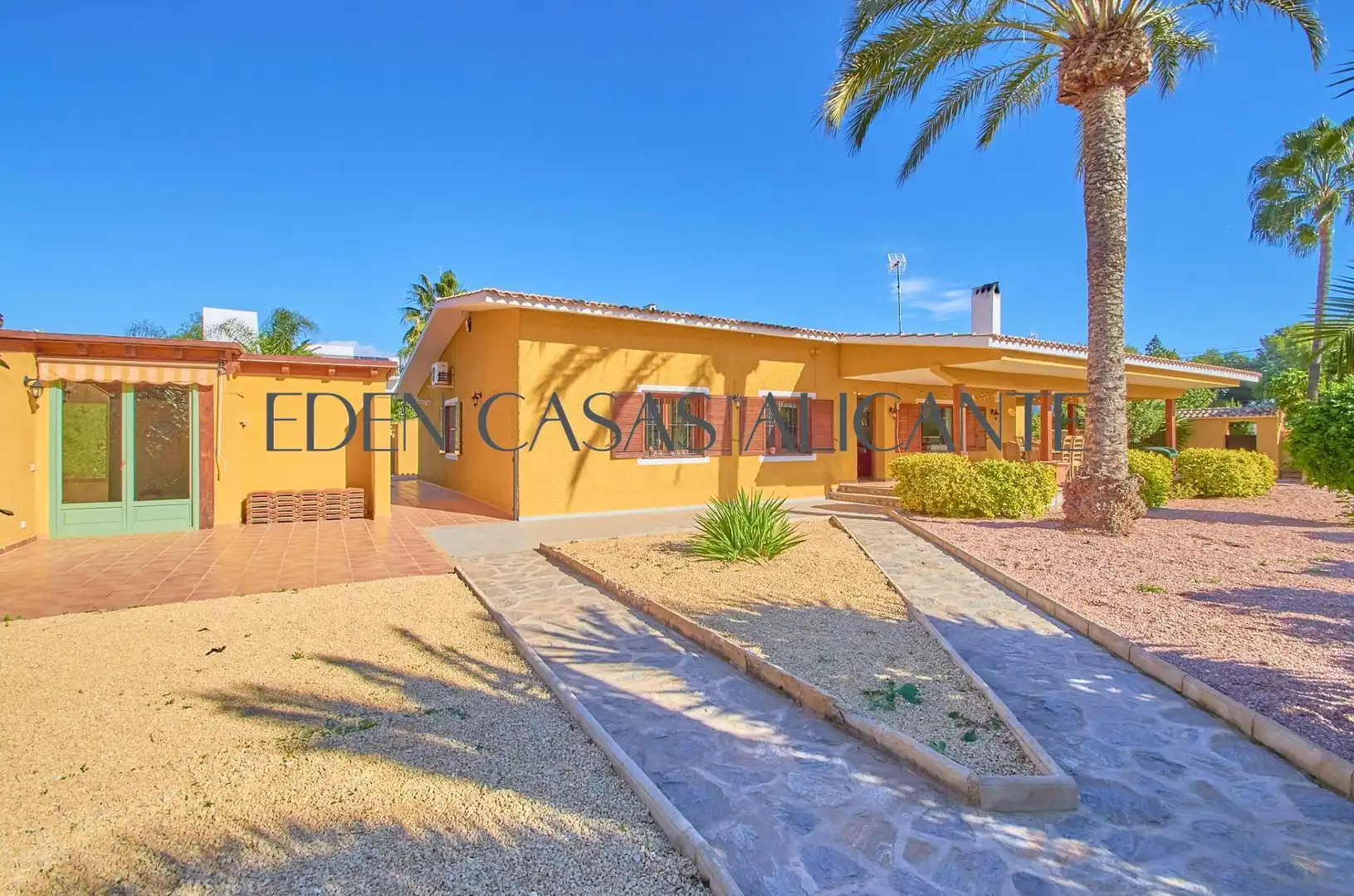 Exterior view of Houses for sale in Mutxamel  with Air Conditioner, Private garden and Terrace
