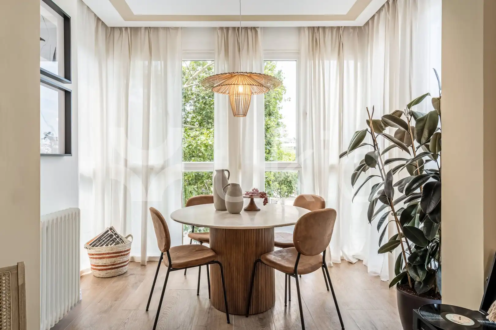 Menjador de Apartament de lloguer en Madrid amb Aire condicionat, Moblat i Forn