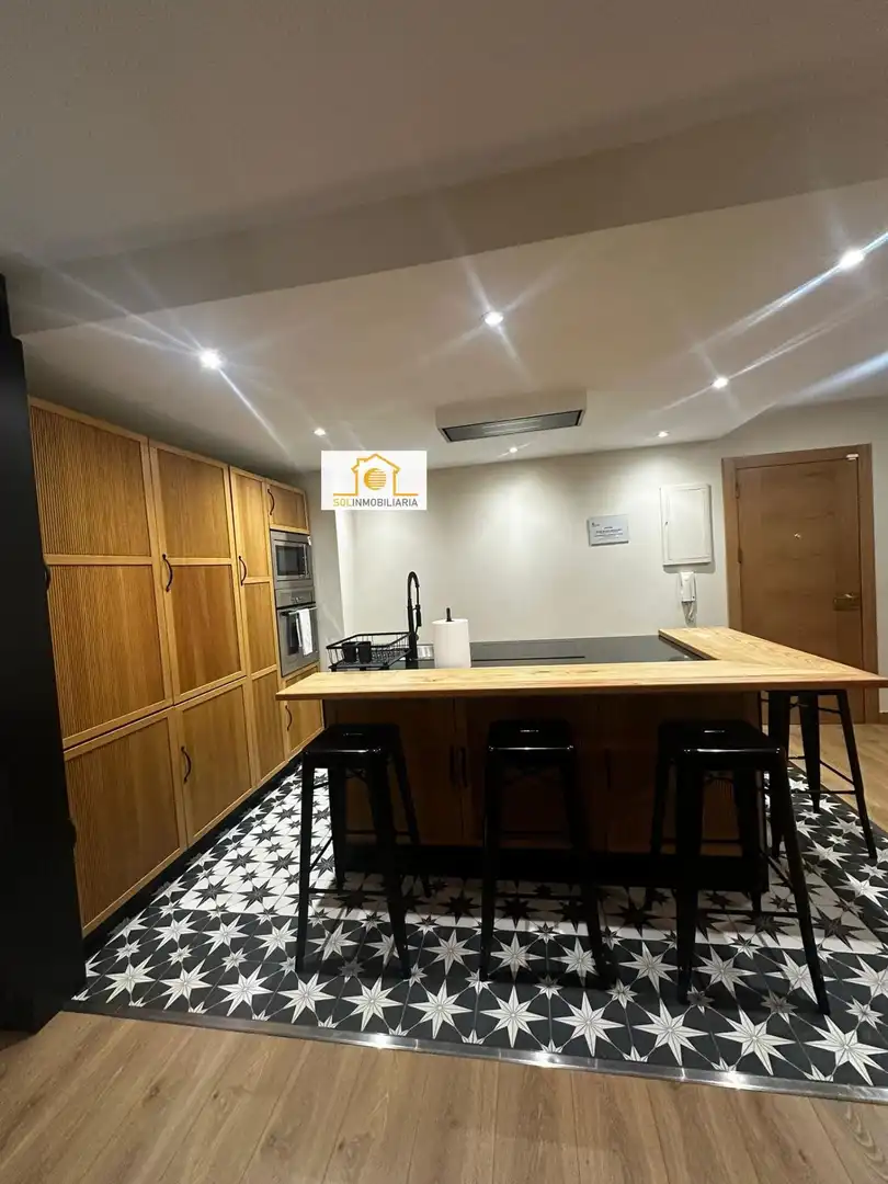 Cuina de Pis en venda en León Capital  amb Calefacció, Parquet i TV