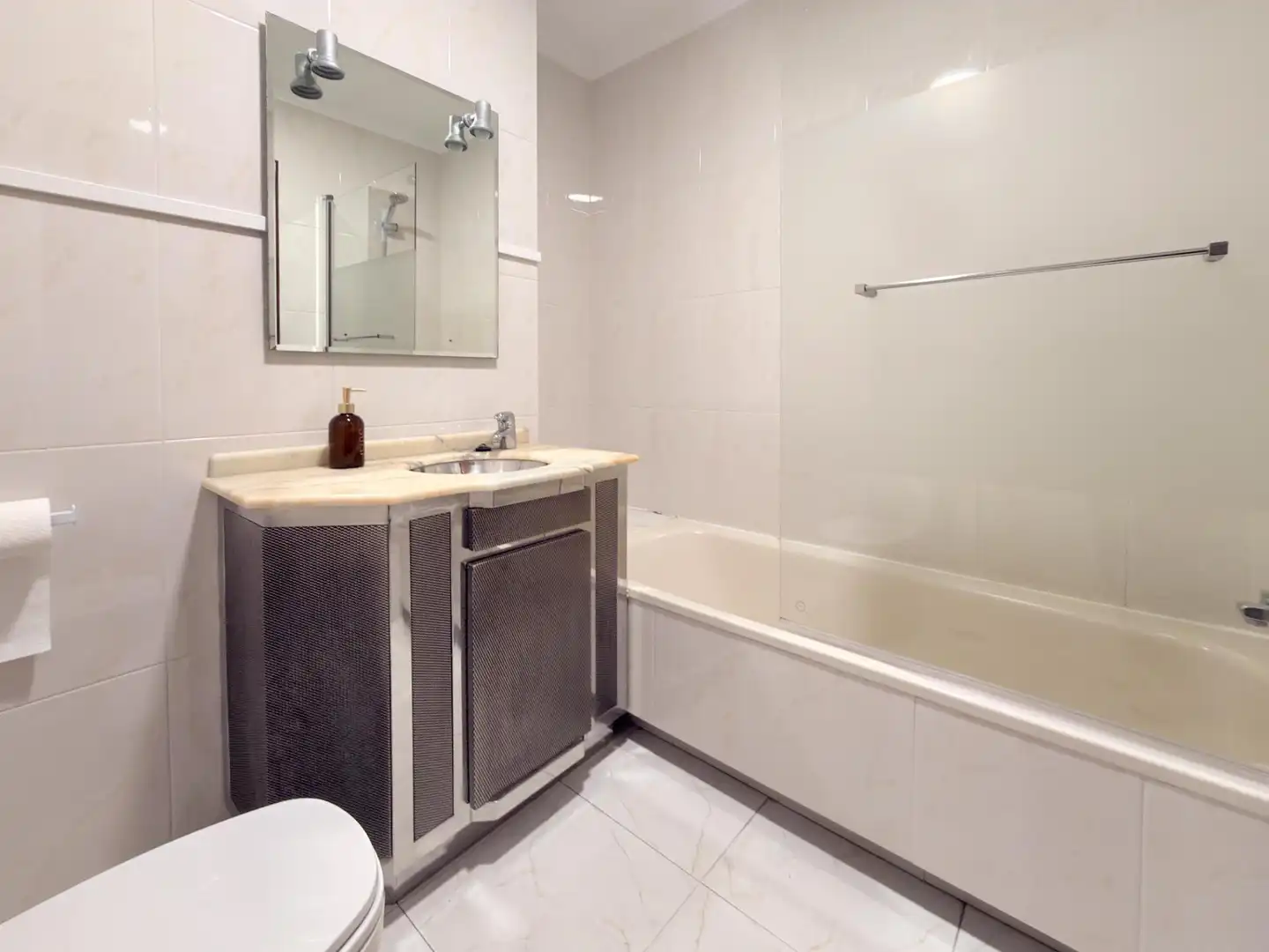 Flat with terrace to rent in Calle de Ourense, imagen 4