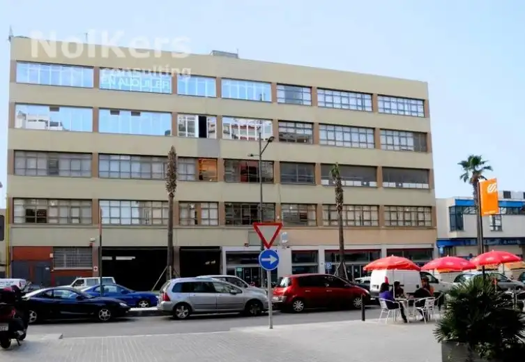 Vista exterior de Oficina de lloguer en L'Hospitalet de Llobregat amb Aire condicionat, Calefacció i Alarma