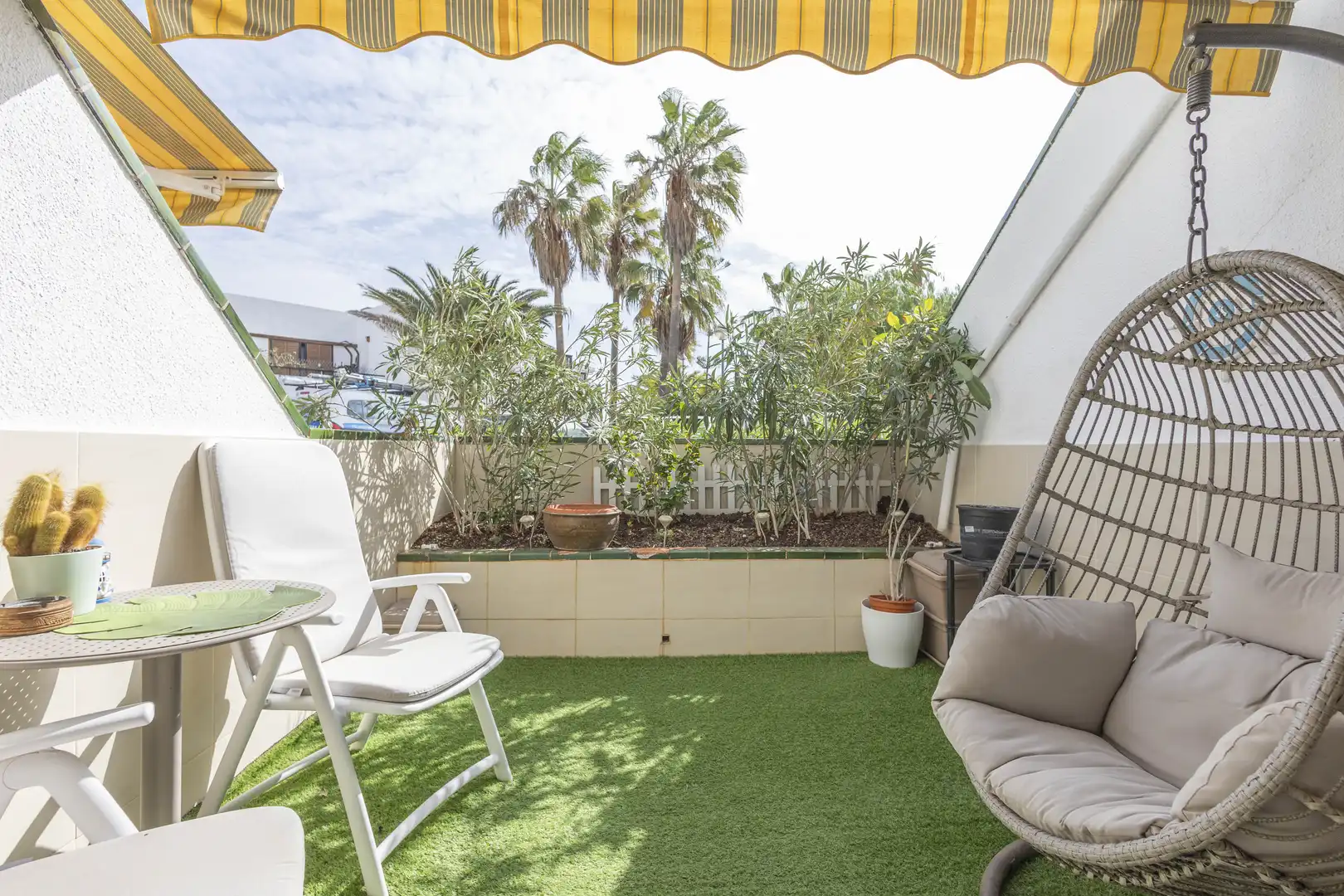 Terrasse von Wohnung zum Verkauf in Arona mit Privatgarten, Schwimmbad und Möbliert