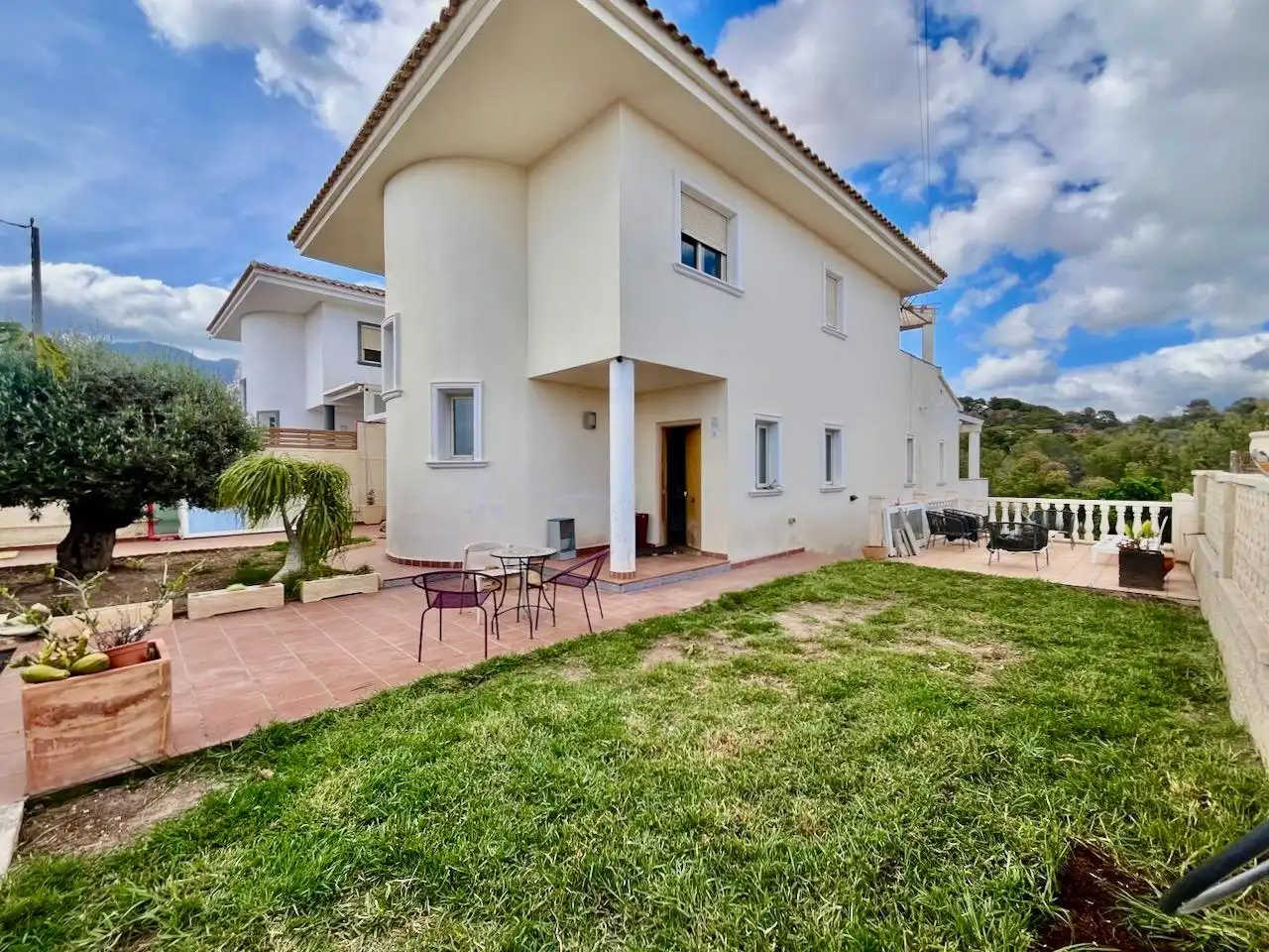 Vista exterior de Casa o xalet en venda en L'Alfàs del Pi amb Aire condicionat, Jardí privat i Terrassa