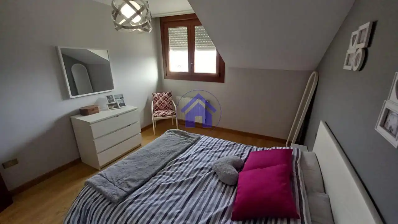 Bedroom of Houses for sale in Vigo   with Heating, Private garden and Parquet flooring