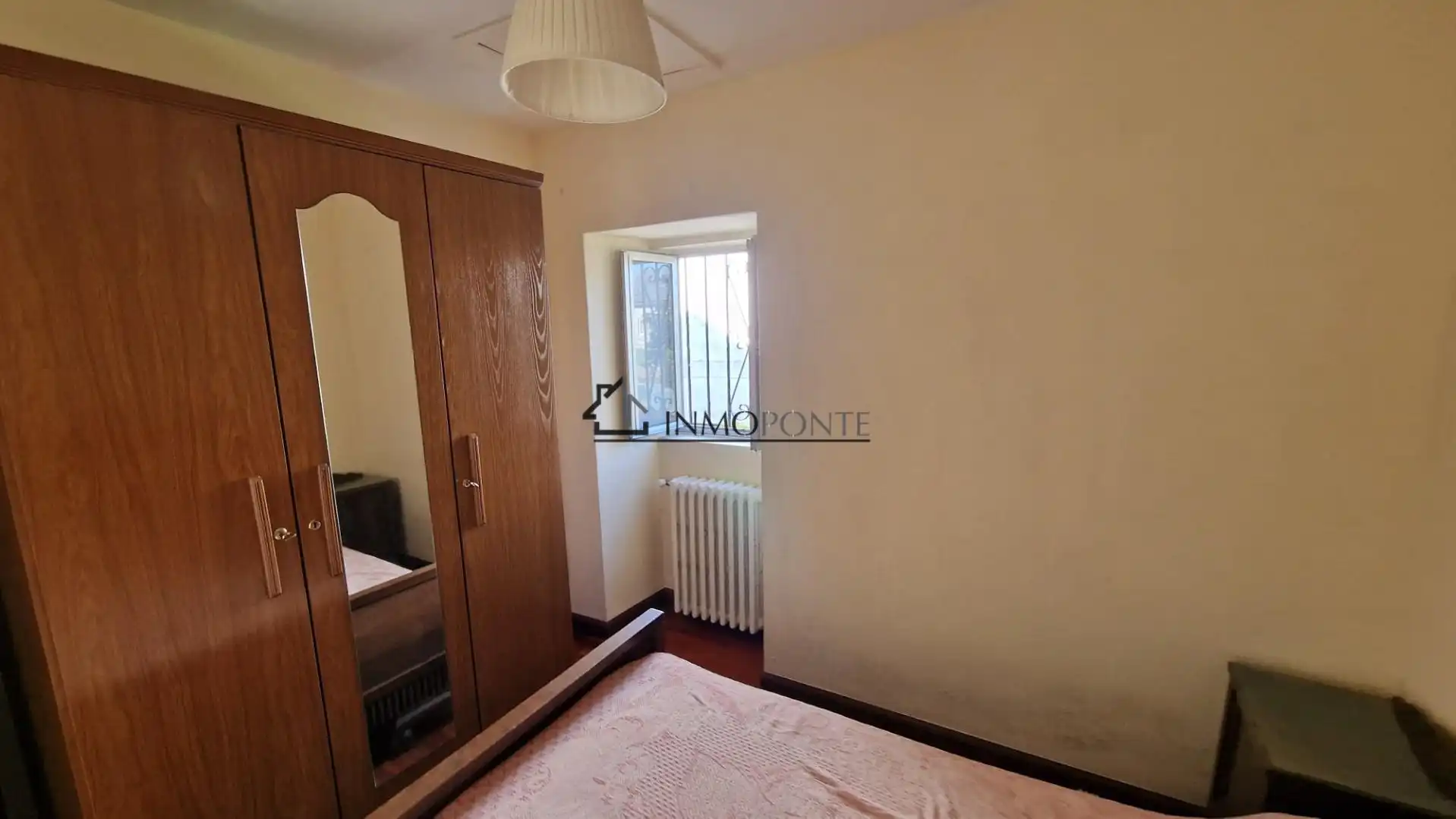 Dormitori de Casa o xalet en venda en Pontevedra Capital  amb Jardí privat
