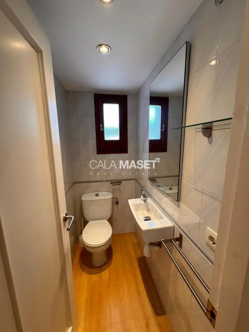 Bathroom of Apartments for rent in Castell d'Aro, Platja d'Aro i s'Agaró  with Swimming Pool, Oven and Microwave