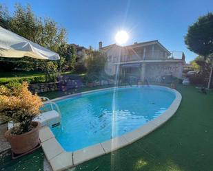 Piscina de Casa o xalet en venda en Cáceres Capital amb Aire condicionat, Jardí privat i Piscina