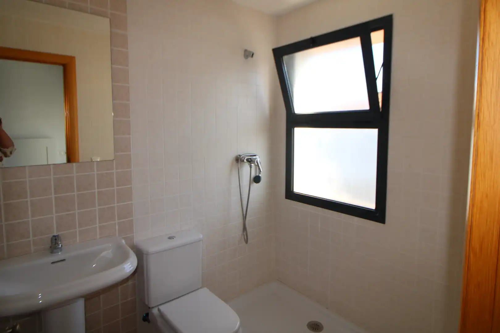 Badezimmer von Einfamilien-Reihenhaus zur Miete in Aljaraque mit Privatgarten, Abstellraum und Möbliert