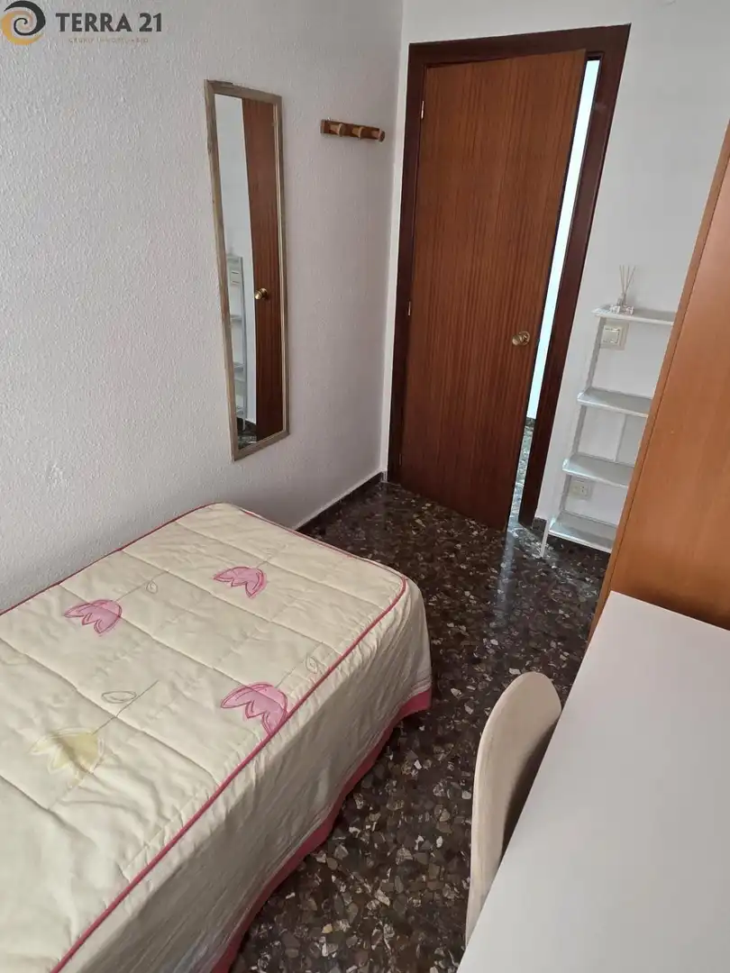 Dormitori de Pis de lloguer en Jaén amb Aire condicionat, Moblat i Balcó