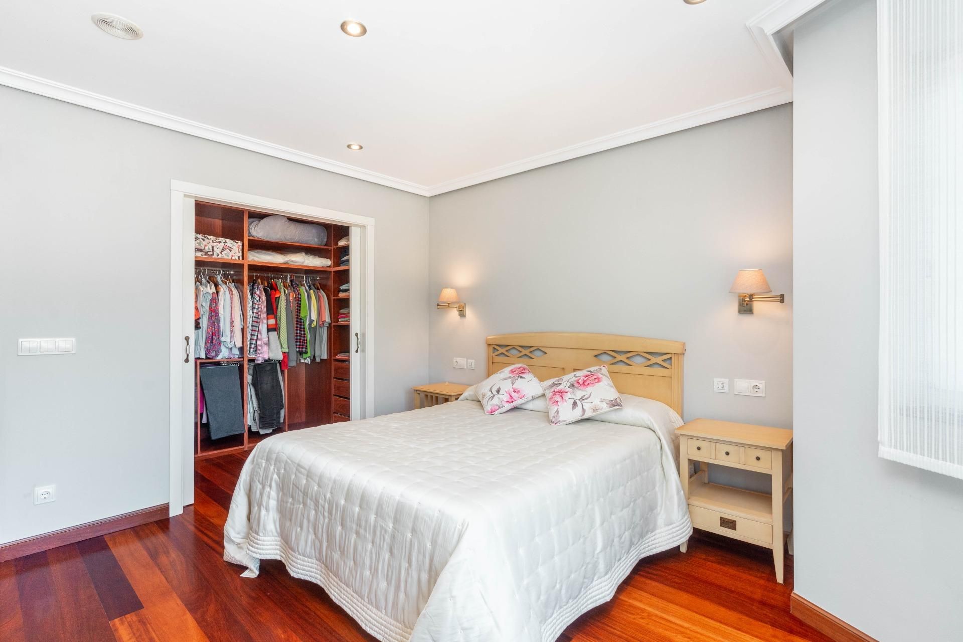 Dormitori de Casa o xalet en venda en San Martín del Rey Aurelio amb Calefacció, Jardí privat i Terrassa