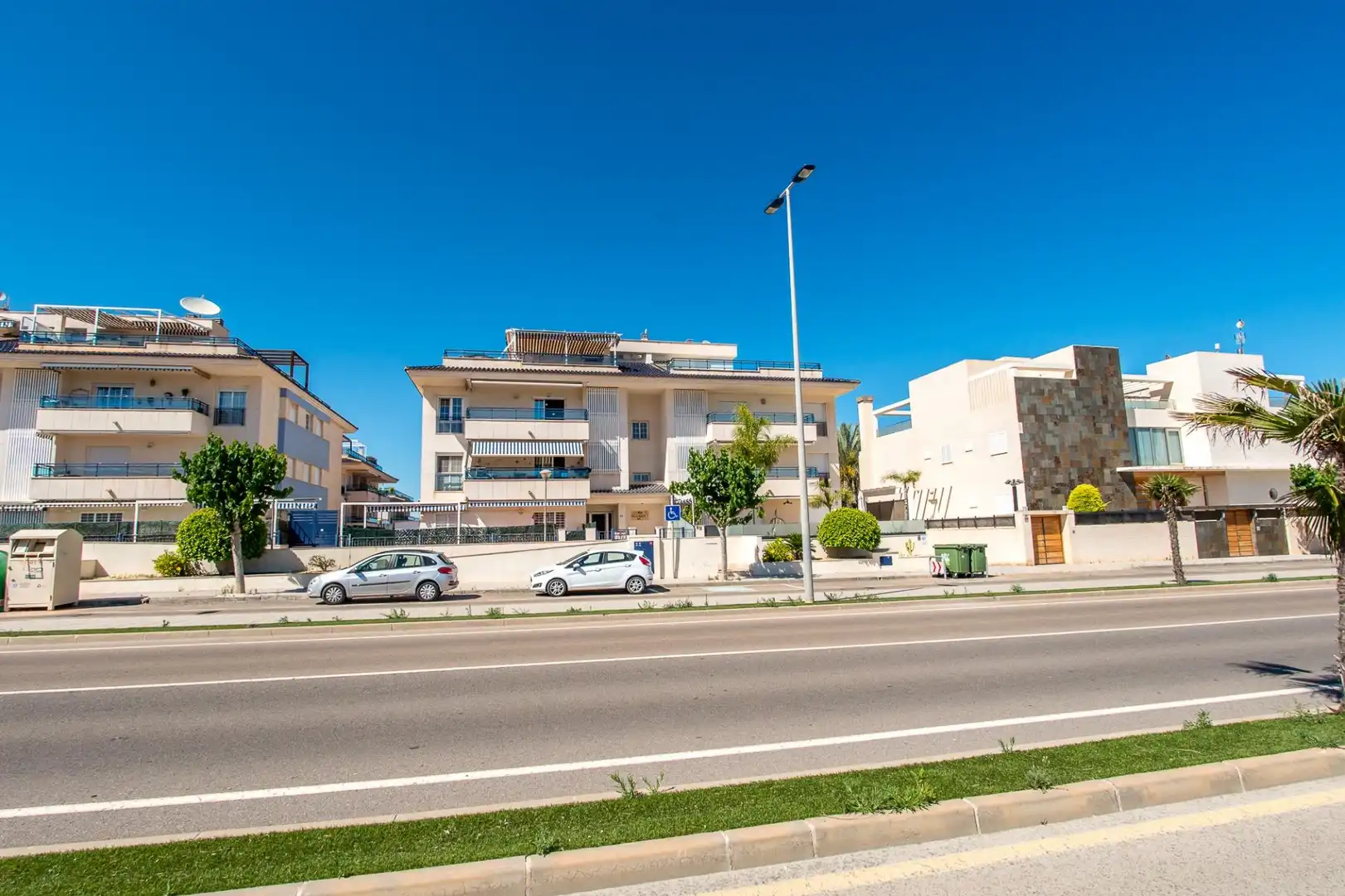 Vista exterior de Àtic en venda en Pilar de la Horadada amb Aire condicionat, Calefacció i Jardí privat