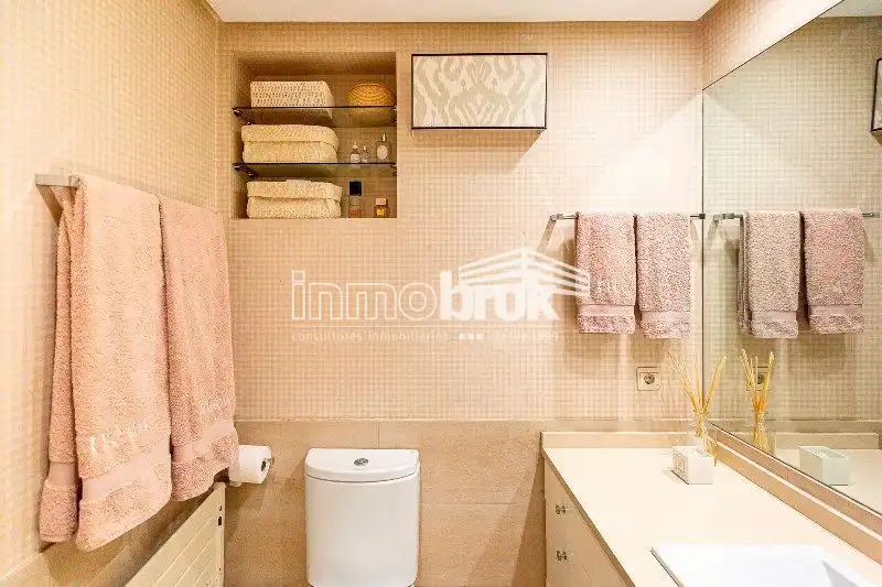 Badezimmer von Dachboden zur Miete in La Moraleja mit Klimaanlage, Heizung und Abstellraum