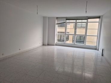 Locale commerciale in affitto a Avenida Álvaro Cunqueiro 15