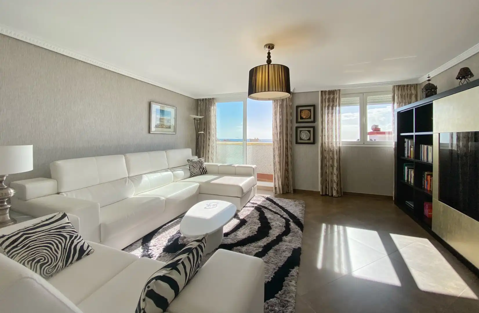 Sala d'estar de Àtic en venda en Marbella amb Aire condicionat, Terrassa i Forn
