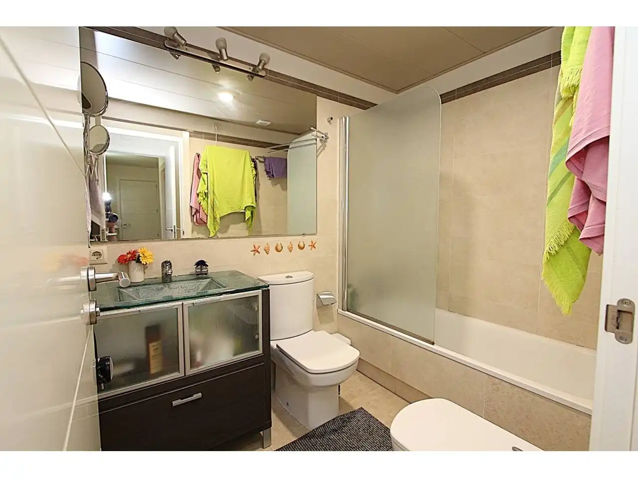 Badezimmer von Wohnung zum Verkauf in Lloret de Mar mit Klimaanlage, Heizung und Privatgarten