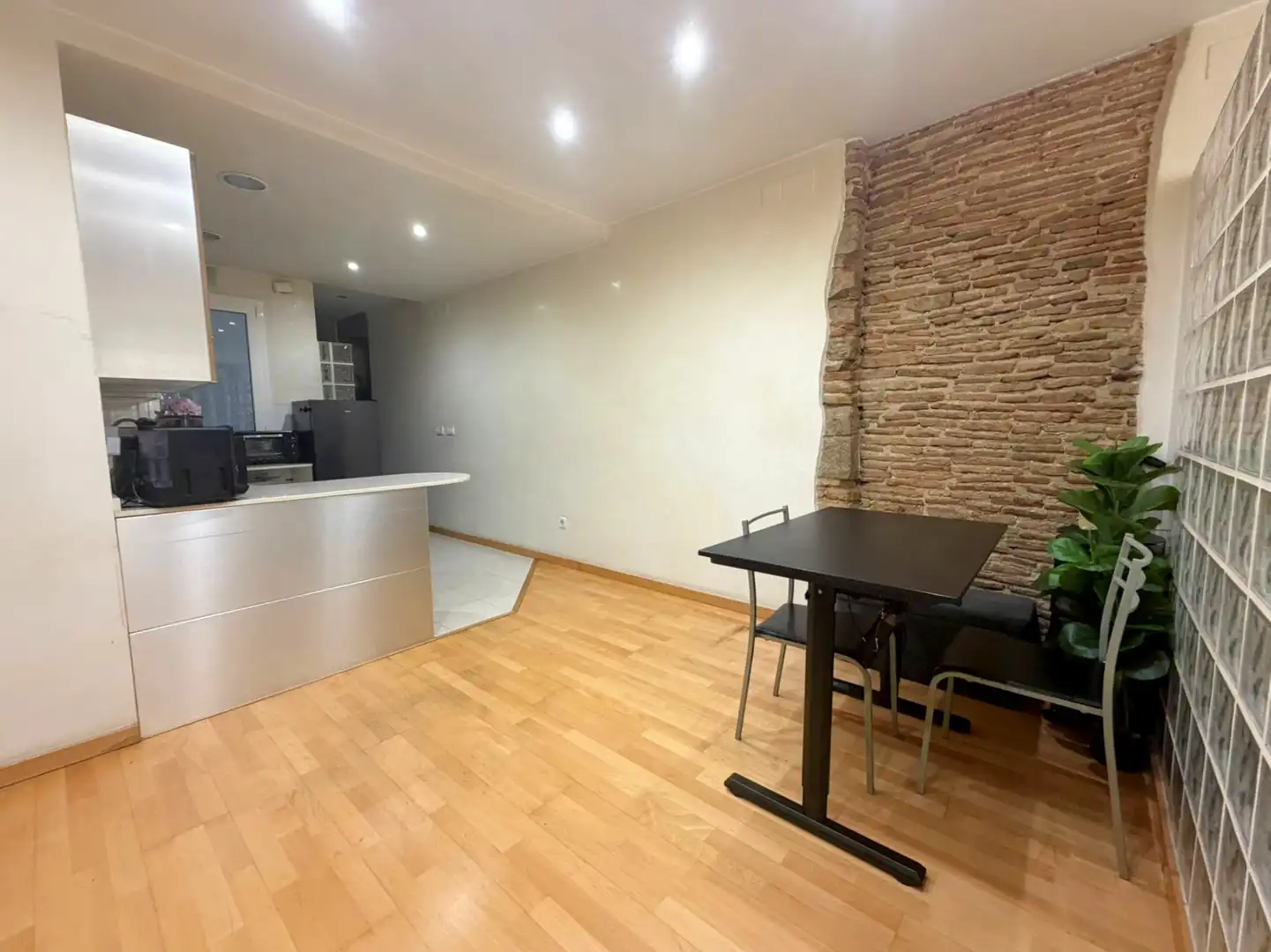 Wohnung zum Verkauf in Barcelona mit Klimaanlage, Parkett und Ofen