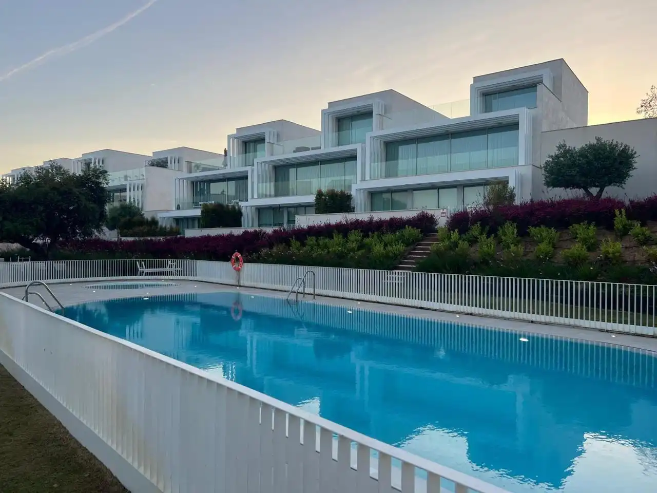 Piscina de Casa adosada en venda en Sotogrande amb Aire condicionat, Calefacció i Jardí privat