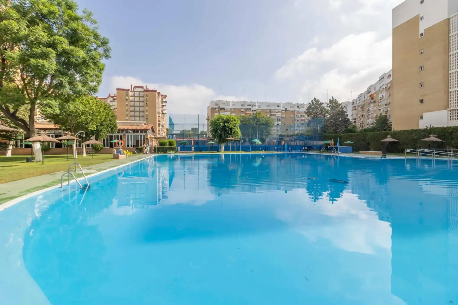 Piscina de Piso en venta en Sevilla con Aire acondicionado, Jardín privado y Piscina