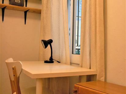 Bedroom of Flat to share in  Sevilla Capital  with Washing machine, TV and Internet