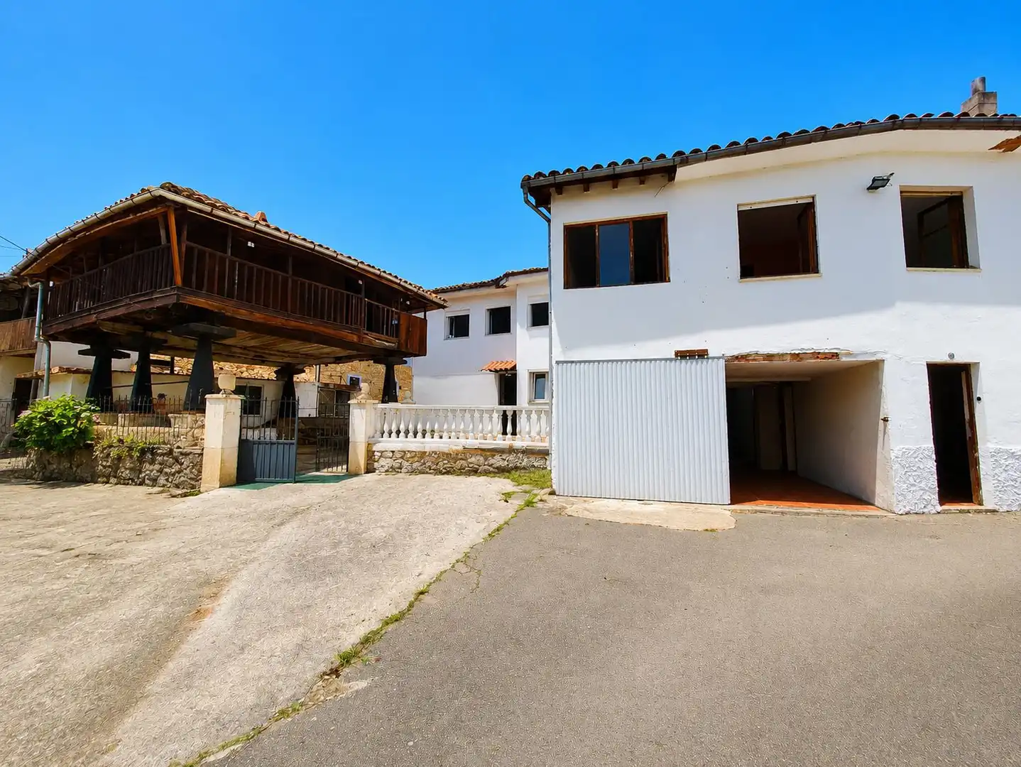 Vista exterior de Casa o xalet en venda en Grado amb Calefacció, Terrassa i Traster