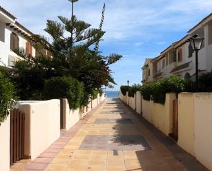 Vista exterior de Casa adosada en venda en La Manga del Mar Menor amb Aire condicionat, Terrassa i Balcó