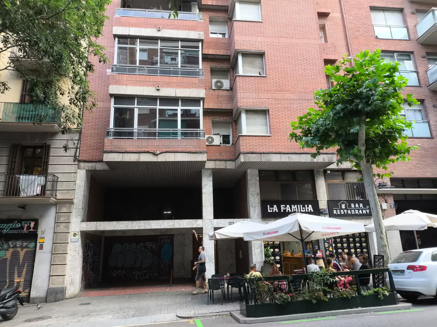 Außenansicht von Garage zum Verkauf in Barcelona mit Alarm