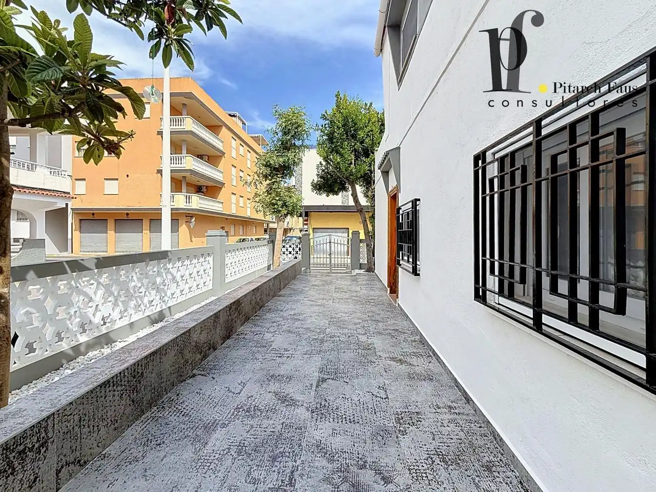 Vista exterior de Casa o xalet en venda en Moncofa amb Jardí privat, Terrassa i Traster
