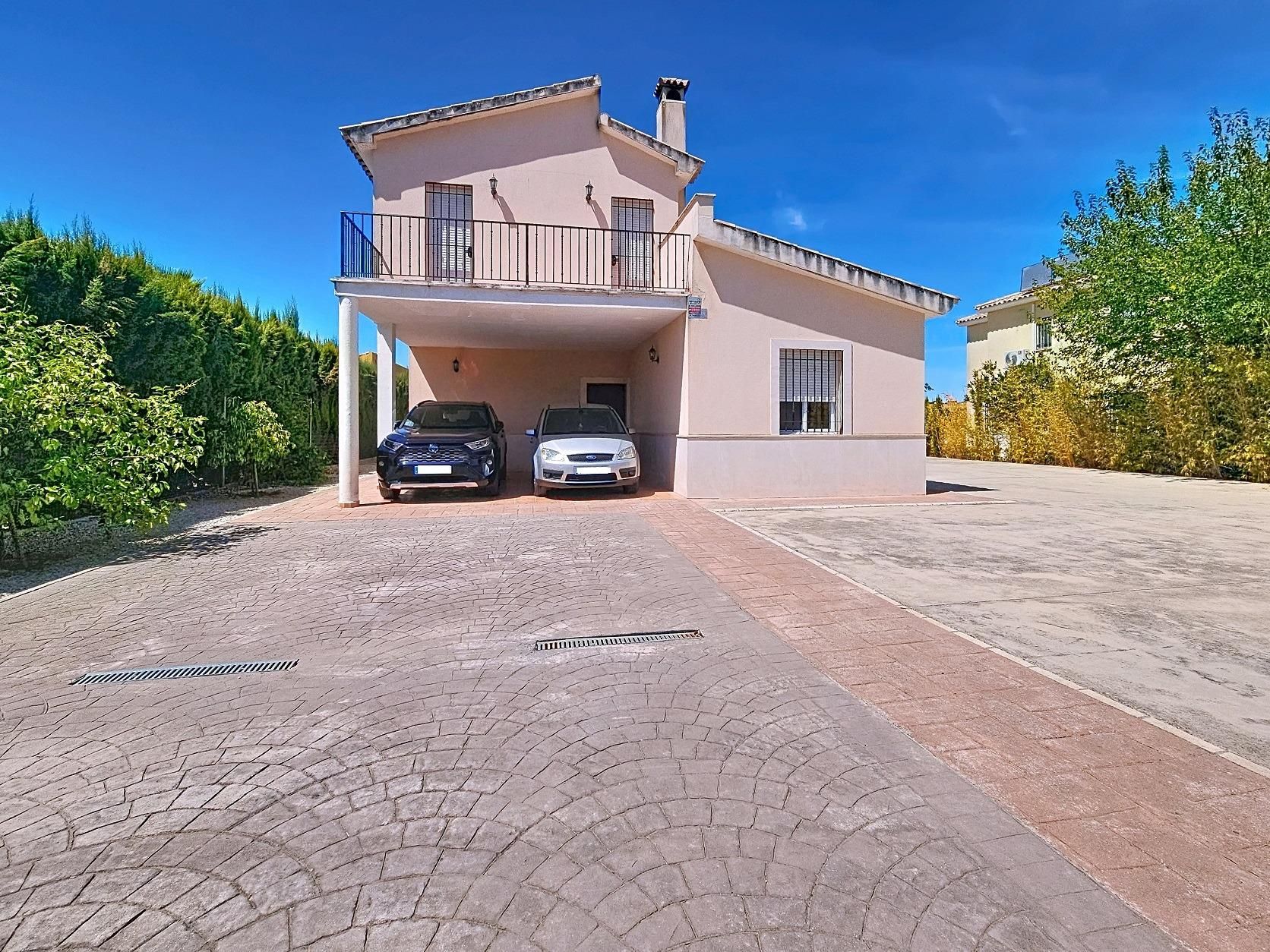 Vista exterior de Casa o xalet en venda en La Carlota amb Aire condicionat, Jardí privat i Terrassa