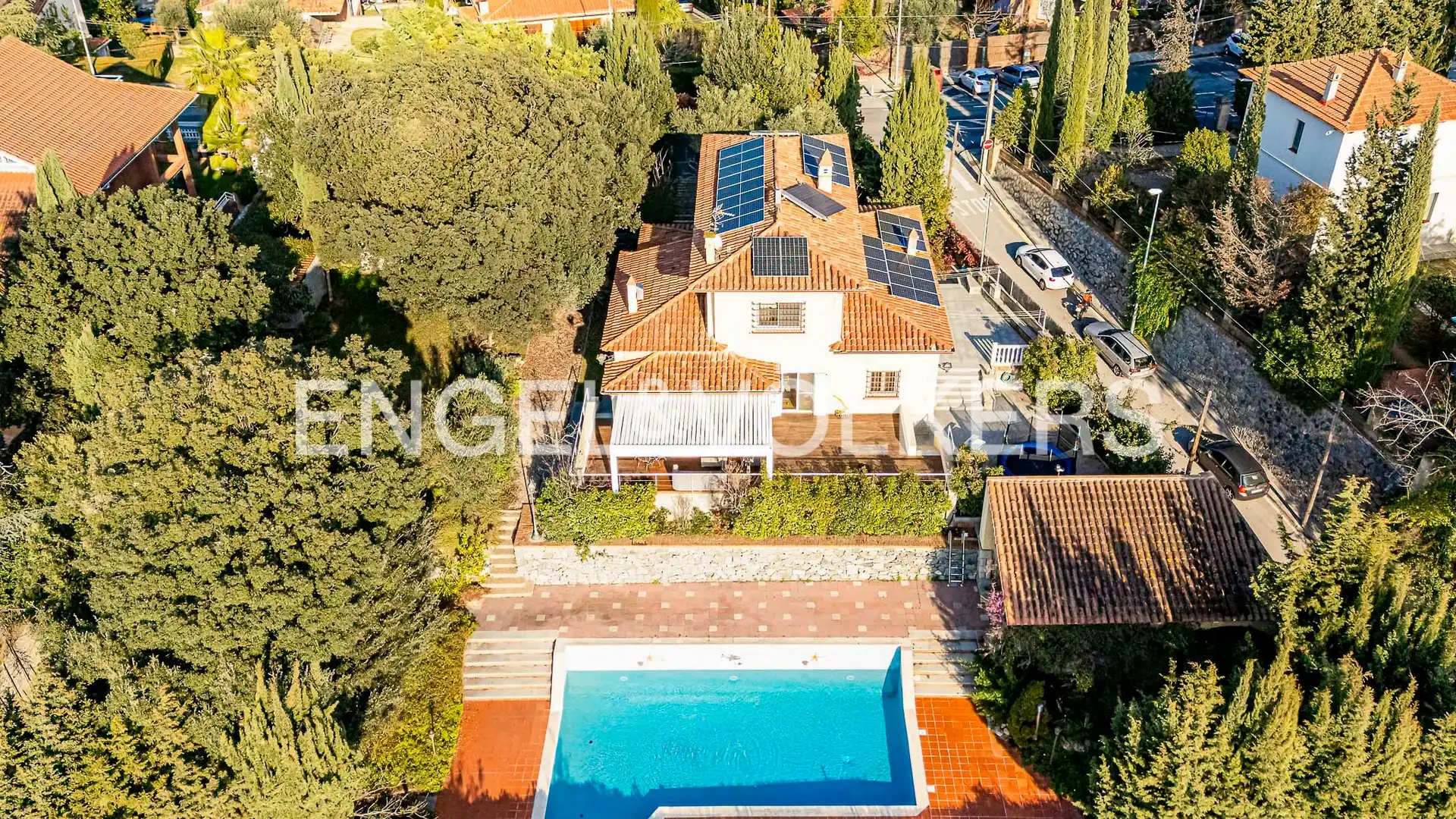 Vista exterior de Casa o xalet en venda en Cerdanyola del Vallès amb Aire condicionat, Calefacció i Jardí privat
