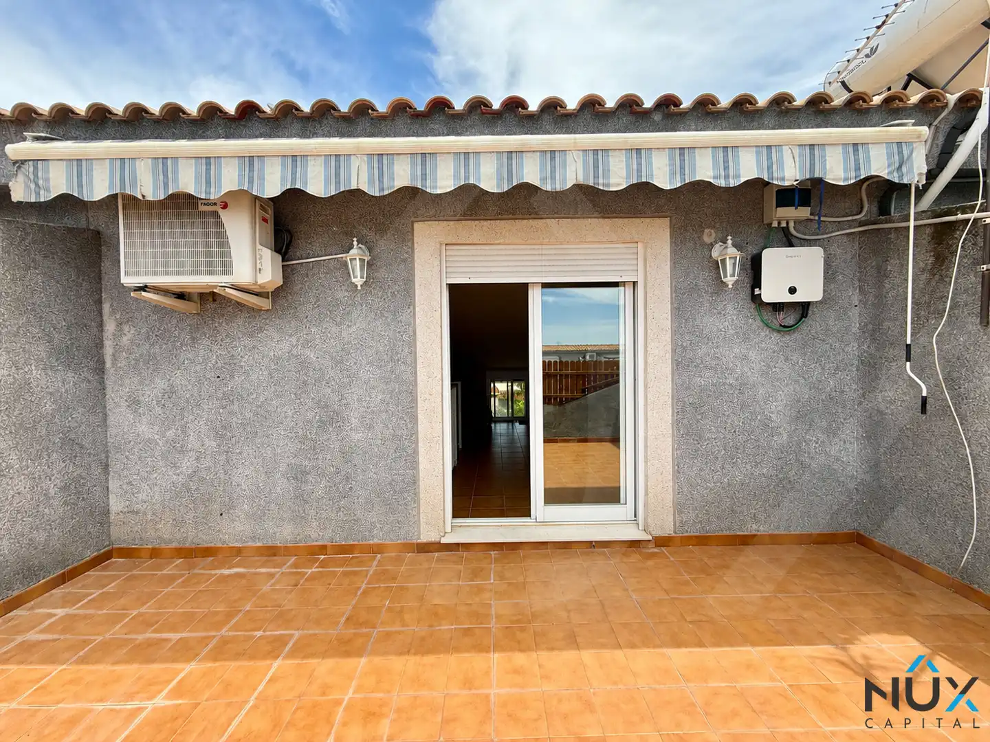 Terrasse von Einfamilien-Reihenhaus zum Verkauf in San Antonio de Benagéber mit Klimaanlage, Heizung und Privatgarten