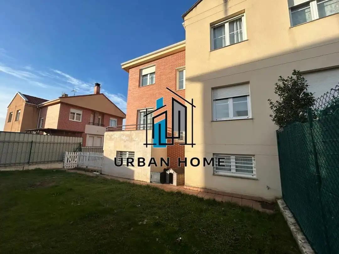 Vista exterior de Casa o xalet en venda en Villaquilambre amb Calefacció, Jardí privat i Terrassa