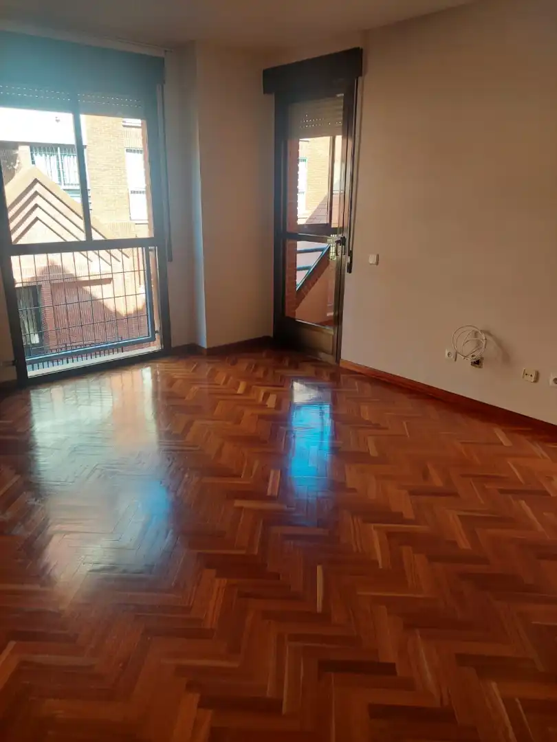 Dormitori de Apartament de lloguer en Alcalá de Henares amb Calefacció, Terrassa i Piscina comunitària