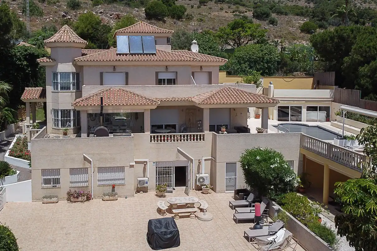 Vista exterior de Casa o xalet en venda en Benalmádena amb Aire condicionat, Calefacció i Jardí privat