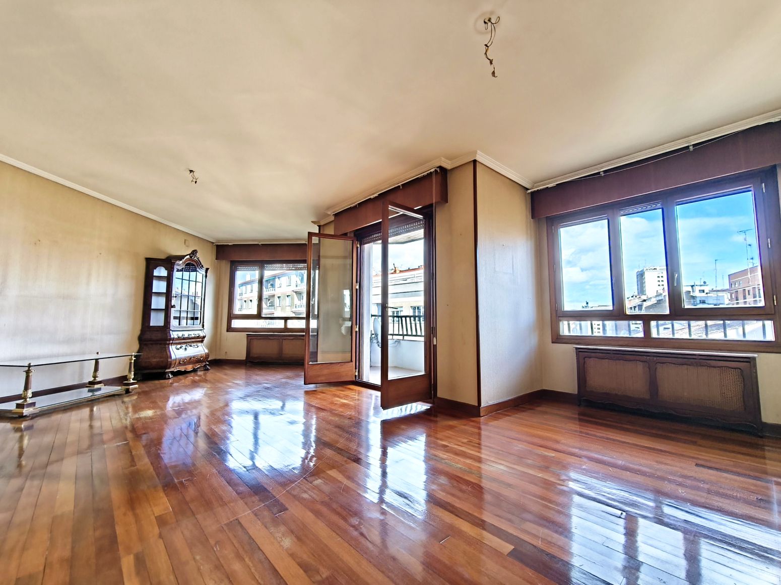 Sala d'estar de Pis en venda en  Logroño amb Calefacció, Terrassa i Traster