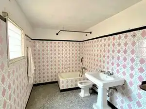 Badezimmer von Erdgeschoss zum Verkauf in Badalona mit Privatgarten und Abstellraum