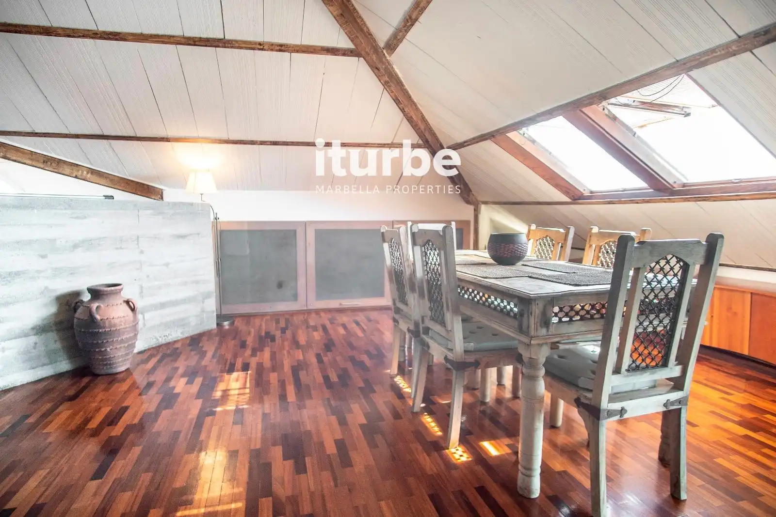 Esszimmer von Dachboden zur Miete in Fuengirola mit Klimaanlage, Terrasse und Möbliert
